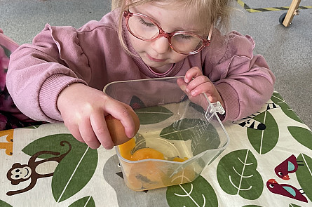 Cracking eggs when baking